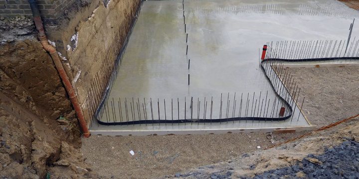 Frisch gegossene Fundamentplatte in Bochum (*)
